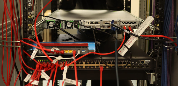 Server, Kabel, Switches.