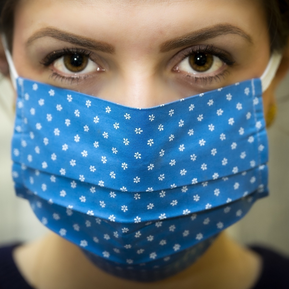 Frau mit Mund-Nasen-Schutz