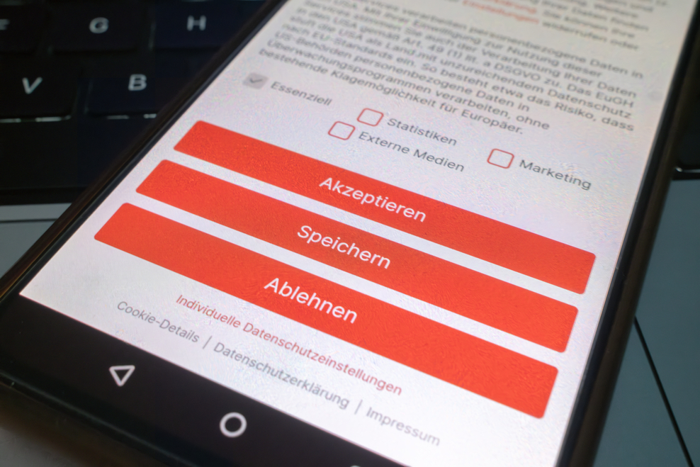 Cookie Einwilligungsabfrage auf einem Smartphone Display.