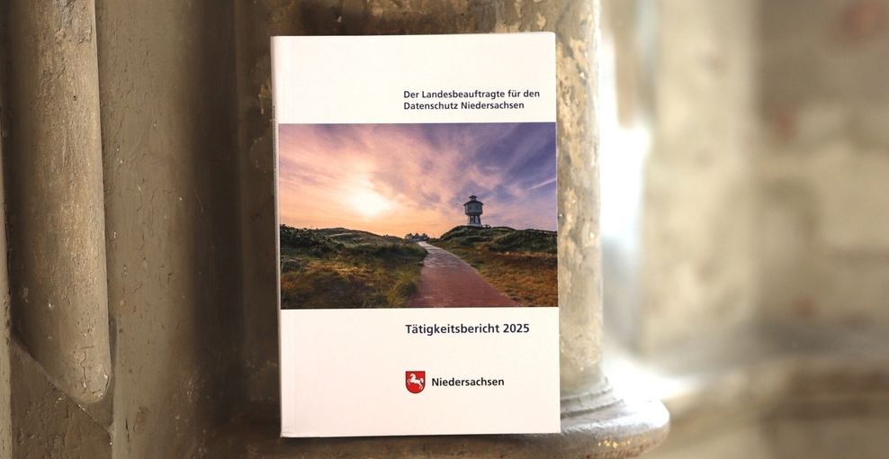 TB2025 vor einer dorischen Säule.
